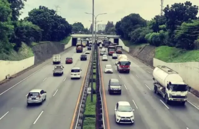 3 Tips Penting Menyalip di Jalan Tol, Jangan Asal Pindah Jalur!