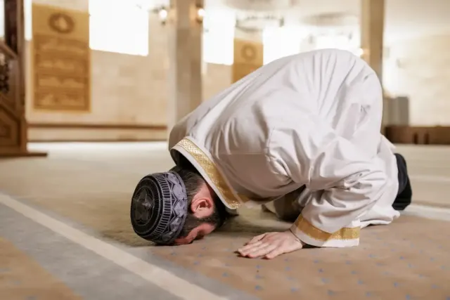 Ragam Pendapat 3 Mazhab tentang Gerakan yang Membatalkan Sholat