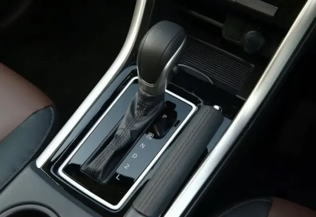 Mengemudi Mobil Matic, Ngerem Pakai Kaki Kiri atau Kanan?