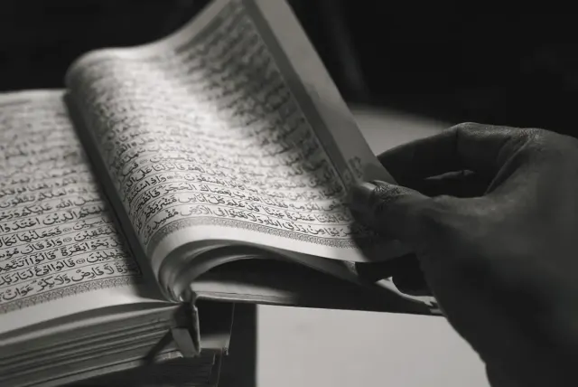 4 Isi Kandungan Surah Al-Ankabut Ayat 45, Dalil Perintah Diwajibkannya Sholat