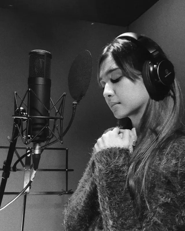 Lebih Dekat dengan Mikha Tambayong, Artis Cantik Lulusan S2 dari Kampus Bergengsi