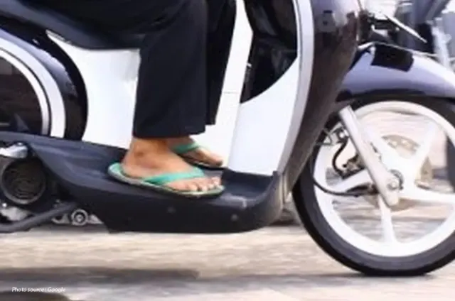 Dilarang Pakai Sandal Jepit Saat Naik Motor!