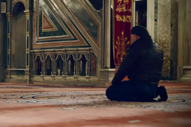 Niat dan Tata Cara Sholat Qashar Beserta Dalilnya dalam Al-Qur’an
