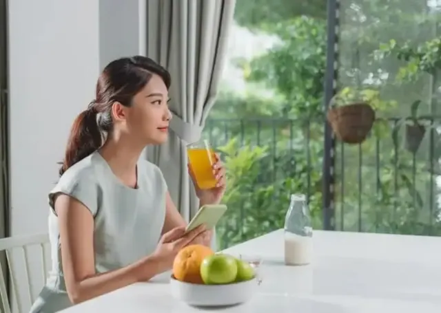 7 Minuman yang Bikin Kulit Wajah Glowing, dari Air Kelapa hingga Mentimun