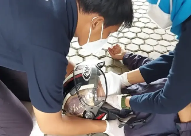 Begini Cara Aman Saat Lepas Helm Korban Kecelakaan