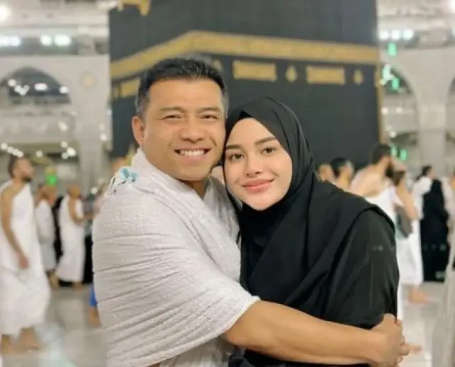 5 Potret Anang Hermansyah Umrah, Ajak 40 Keluarga & Gagal Fokus Foto dengan Aurel