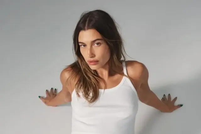Ini Fashion Kontroversi Hailey Baldwin yang Berdampak Buruk bagi Kesehatan
