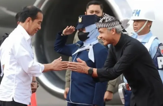 Potret Senyum Ganjar Salaman dengan Jokowi Banjir Komentar, Pedas sampai Dukungan