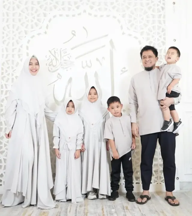 5 Inspirasi Baju Lebaran Ala Keluarga Oki Setiana Dewi, Fresh dan Menawan