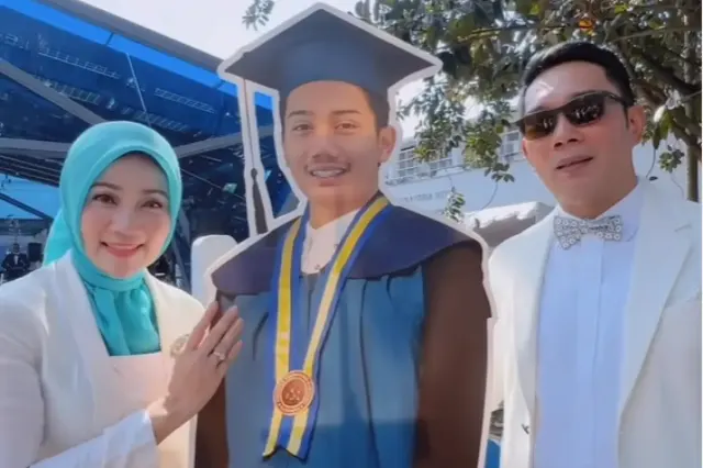Perasaannya Campur Aduk, Ini Momen Haru Ridwan Kamil Wakili Almarhum Eril Wisuda di ITB