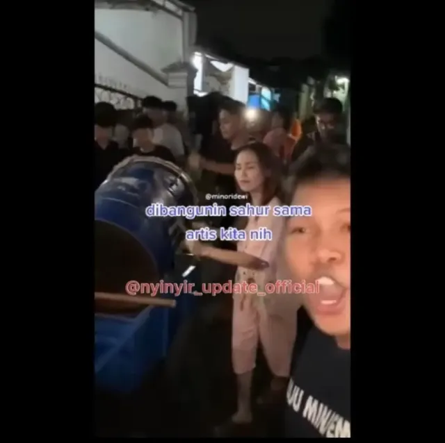 Pakai Baju Tidur Ayu Ting Ting Ikut Bangunkan Sahur Bersama Para Remaja, Netizen Beri Pujian