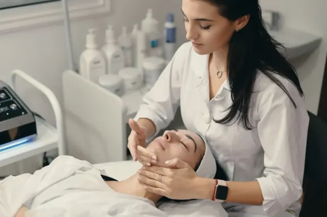 Estimasi Biaya Kuliah Dokter Estetika, Harus Kantong Tebal Ya!