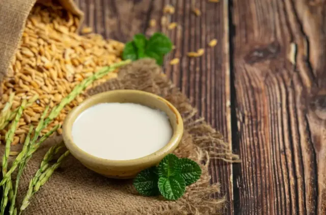 5 Manfaat dari Air Beras untuk Rambut, Bisa Melebatkan dan Menghitamkan