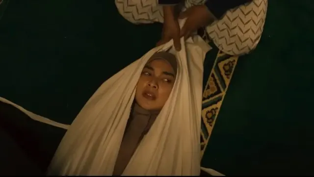 Tika Bravani: Oh Begini Ya Kalau Meninggal dan Ditutupi Kain Kafan