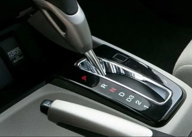 Bagaimana Posisi Tuas Transmisi Mobil Matic yang Benar di Tanjakan Macet?