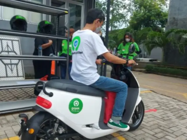 250 Pengemudi Transportasi Online Gojek Terima Paket Sembako dari Telkomsel