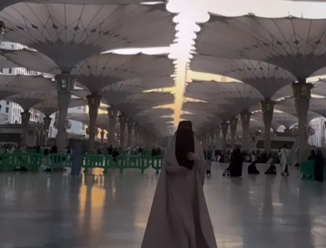 Netizen Istighfar Liat Isa Zega Pakai Hijab dan Beribadah di Tempat Perempuan Saat Umrah