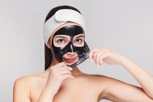 Maskeran Pakai Peel off Mask yang Lagi Ngetren, Apa Manfaatnya?