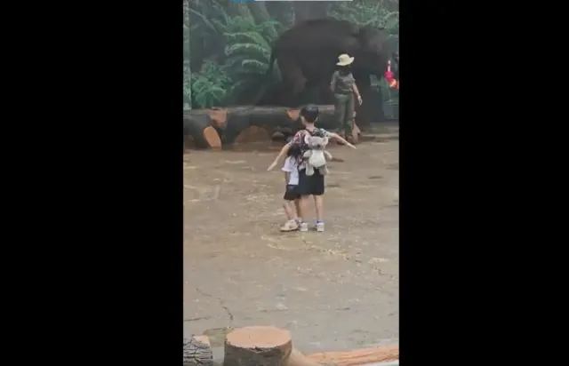 Momen Mencengkam Jan Ethes Berani Dicium Gajah, Netizen Ingatkan Gibran Pernah Dicium Bapak-bapak