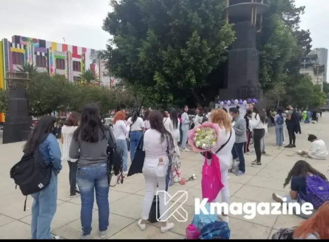 5 Potret Fans Moonbin Berduka, Pasang Bunga sampai Balon Ungu