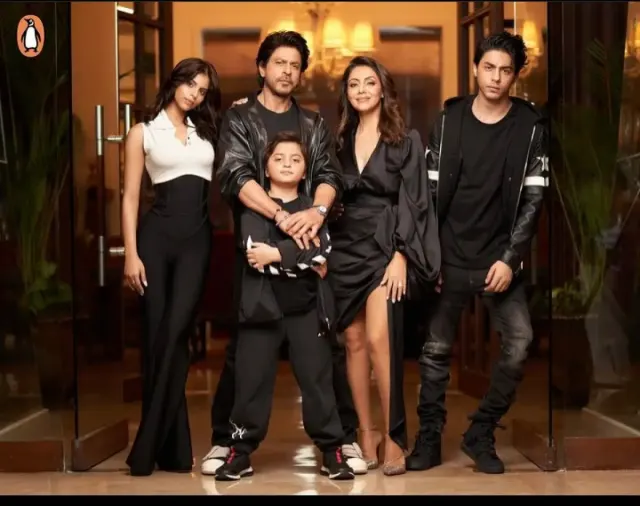 Good Looking Semua, Bergini 5 Potret Terbaru Keluarga Shah Rukh Khan dalam Formasi Lengkap