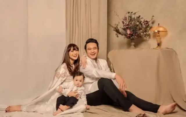 Biar Nggak Mati Gaya, Intip Rekomendasi Ide Pose Foto Lebaran Bareng Pasangan