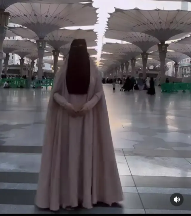 Deretan Momen Isa Zega Umrah yang Tuai Hujatan, Kenapa Ya?