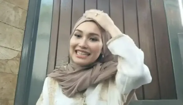 1 Grup WA dengan Anak Komplek, Ayu Ting Ting Senang Banget Ikut Tabuh Bedug