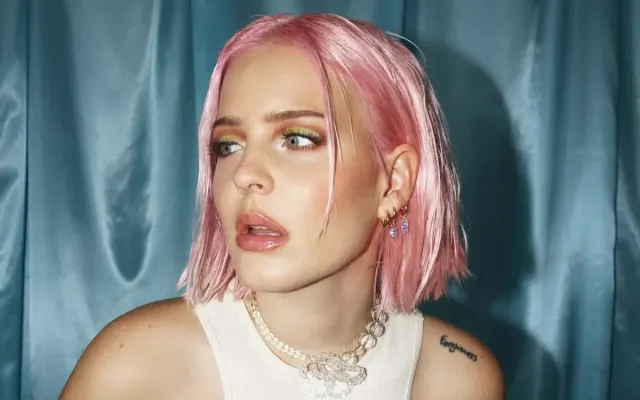 Lirik Lagu 2002 Milik Anne Marie Ternyata Tentang Nostalgia Masa Lalu Lho!