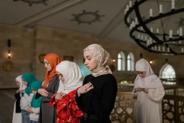 Hukum Wanita Menjadi Imam Sholat Jamaah