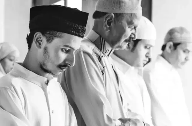 Hukum Merapatkan dan Meluruskan Shaf saat Shalat Jamaah