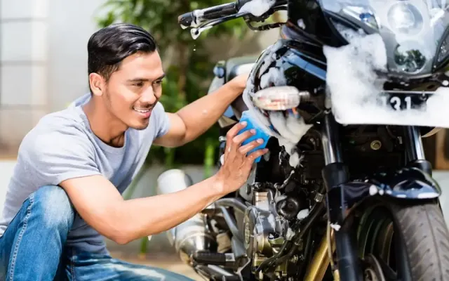 Jangan Abai, Ini Bahaya Cuci Motor Saat Mesin Masih Panas
