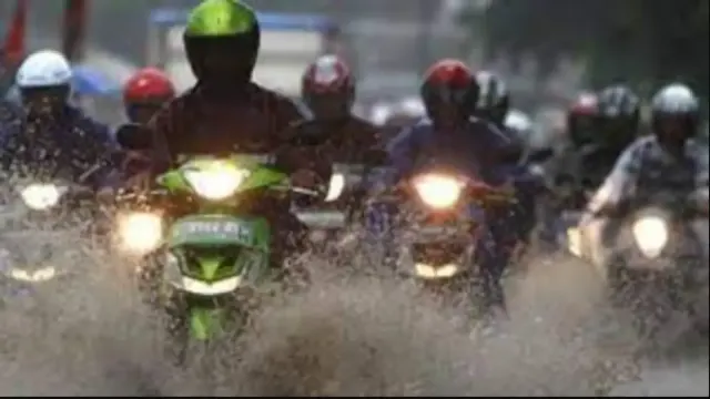 Tips Nyaman Naik Motor Saat Cuaca Panas Melanda