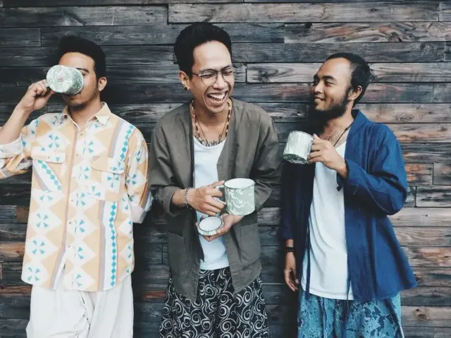 Chord gitar dan Lirik Lagu Fana Merah Jambu Milik Fourtwnty yang Asik Banget Untuk Gitaran