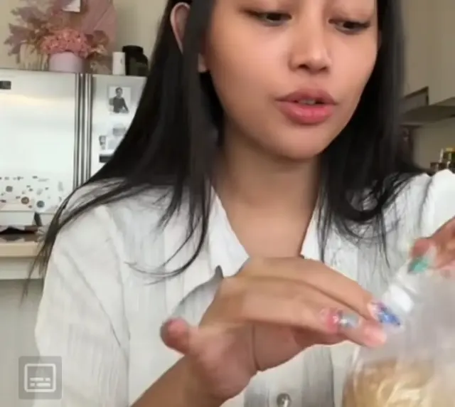 Jari Tengah Rachel Venya Jadi Sorotan Netizen, Kok Gundul?