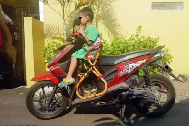 Jangan Sepelekan, Ini Bahaya Pakai Kursi Tambahan Pada Motor untuk Anak