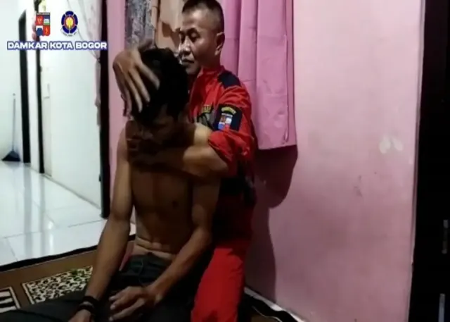 Nggak Cuma Padamkan Api, Petugas Damkar Ternyata Bisa Sembuhkan Orang Kesurupan