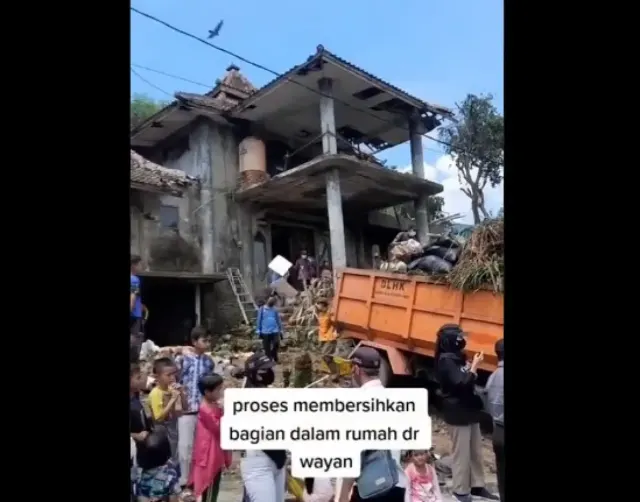 Tim SAR dan Warga Bersihkan Rumah Dokter Wayan yang Penuh Sampah, Temukan Sarang Ular dan 3 Ekor Anjing