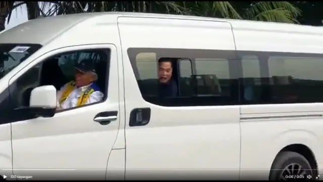 Waduh, Mobil yang Ditumpangi Menteri Erick Thohir Nyangkut di Lumpur Jalan Lampung, Begini Ekspresinya