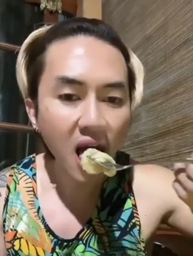 Rafael Tan Smash Viral Karena Makan Seblak Orisinal dari Cobek
