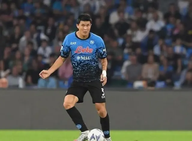 Manchester United Tawarkan Gaji Besar ke Bek Napoli Kim Min-jae