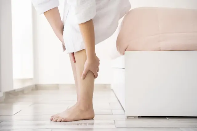 TERBONGKAR! 8 Alasan Pria Suka Lihat Kaki Wanita