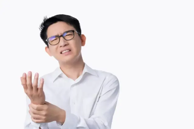 Apa Saja Ciri-ciri Asam Urat? Yuk Kenali Gejala, Faktor Penyebab, dan Proses Penanganannya