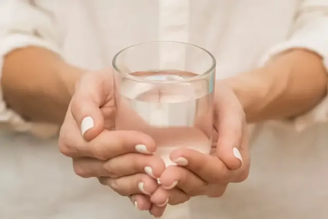 7 Manfaat Minum Air Putih Saat Perut Kosong di Pagi Hari