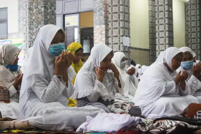 Apa Saja yang Dibawa saat Umroh untuk Wanita? Catat 10 Perlengkapannya Yuk