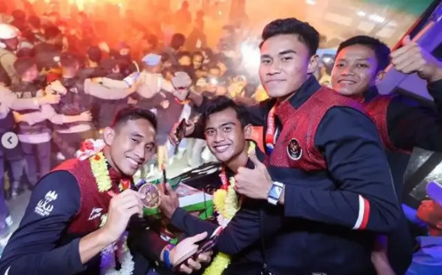 Fans Tumpah Ruah, Bus Arak-arakan Timnas U-22 Tersendat saat Menuju Bundaran HI