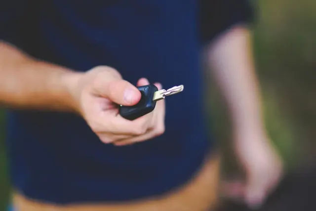 Jika Kunci Mobil Ketinggalan dan Terkunci dalam Mobil, Caranya Gampang Nih!