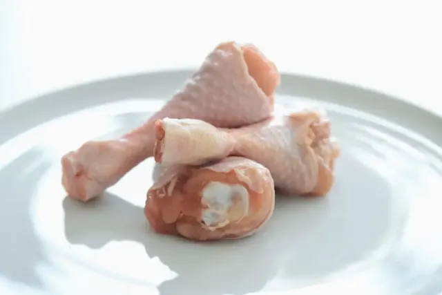 4 Cara Cepat Mencairkan Daging Ayam Beku dalam Hitungan Menit