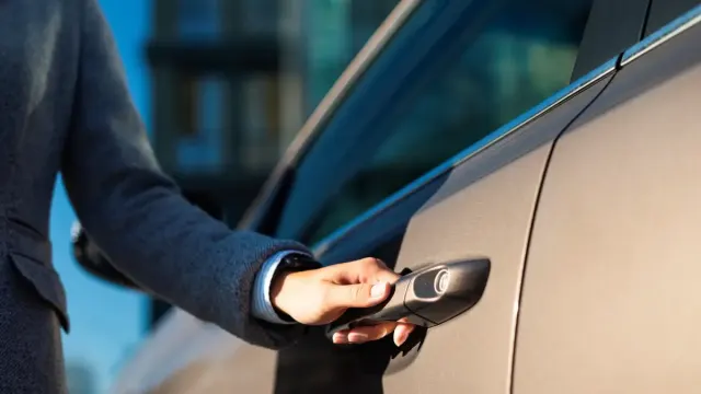 Cara Merawat Sliding Door Mobil Agar Tak Cepat Rusak, Pintu Geser Mobil Gak Sendat Lagi