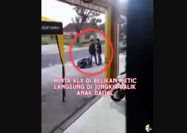 Seorang Anak ini Ngamuk di Jalan Setelah Dibelikan Motor Matic, Padahal Minta Motor Trail